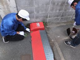 コインパーキングの清掃の様子
